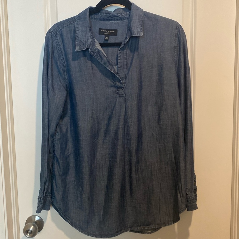 Banana Republic denim shirt in size M (Boyfriend Fit)